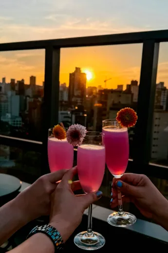Brinde no terraço ao pôr do sol