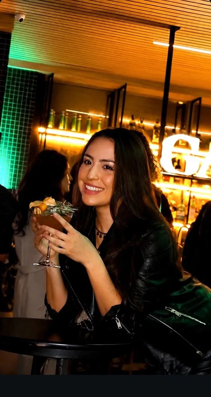 Cliente com drink no bar do Gards