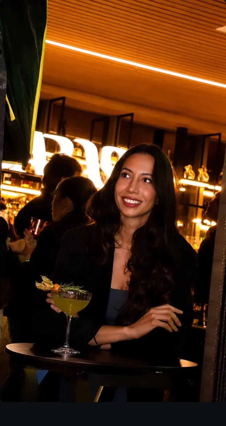 Cliente com drink autoral