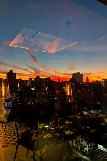 Céu do fim de tarde pela claraboia