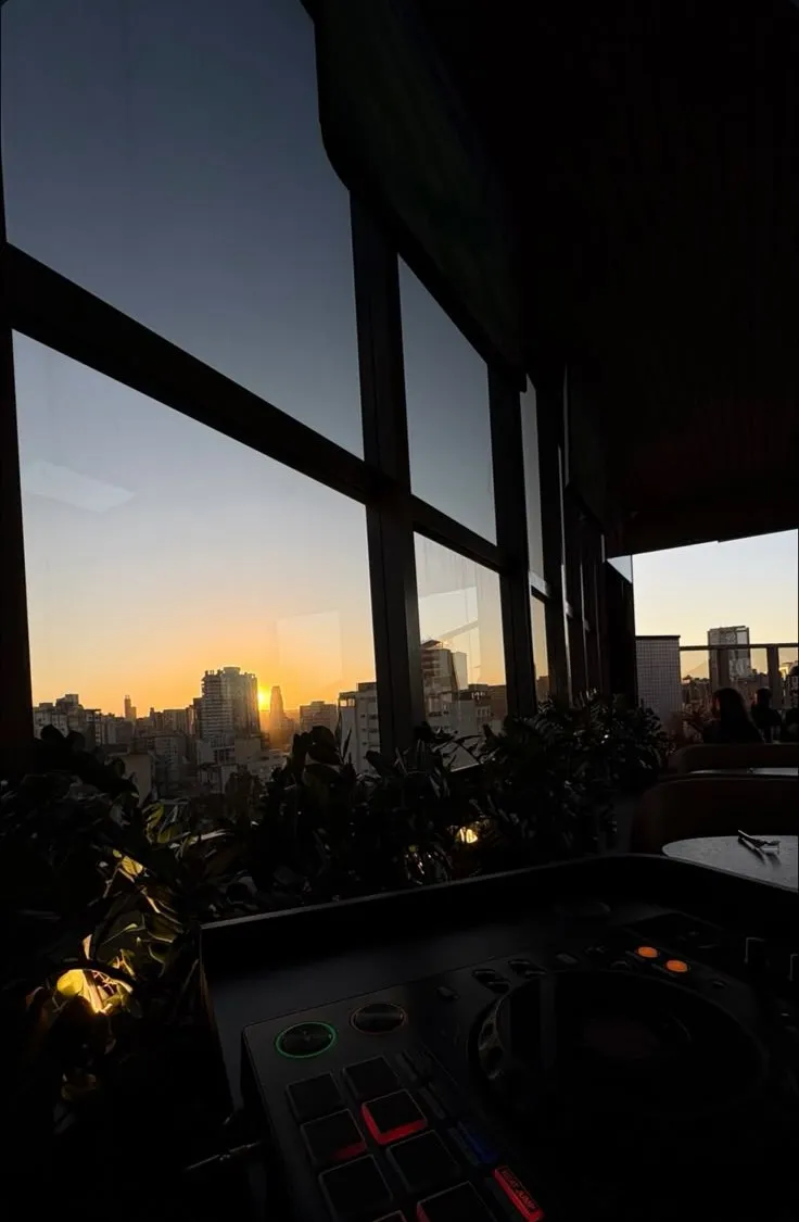 Sunset visto da cabine do DJ