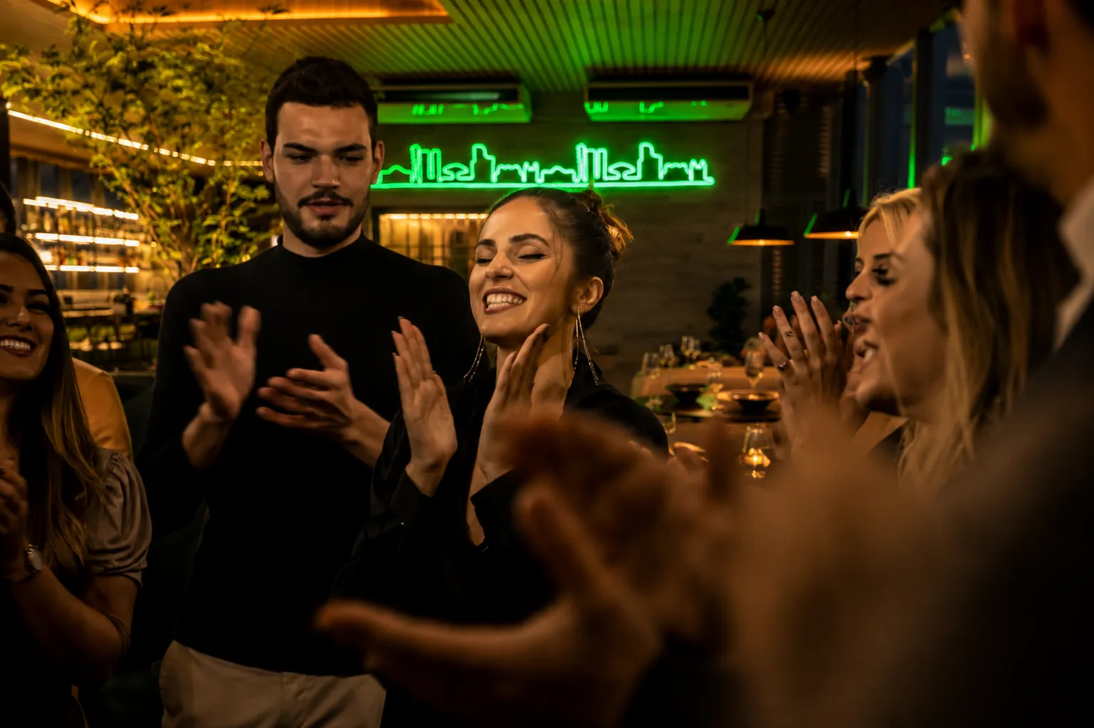 Celebração no salão com o neon do skyline