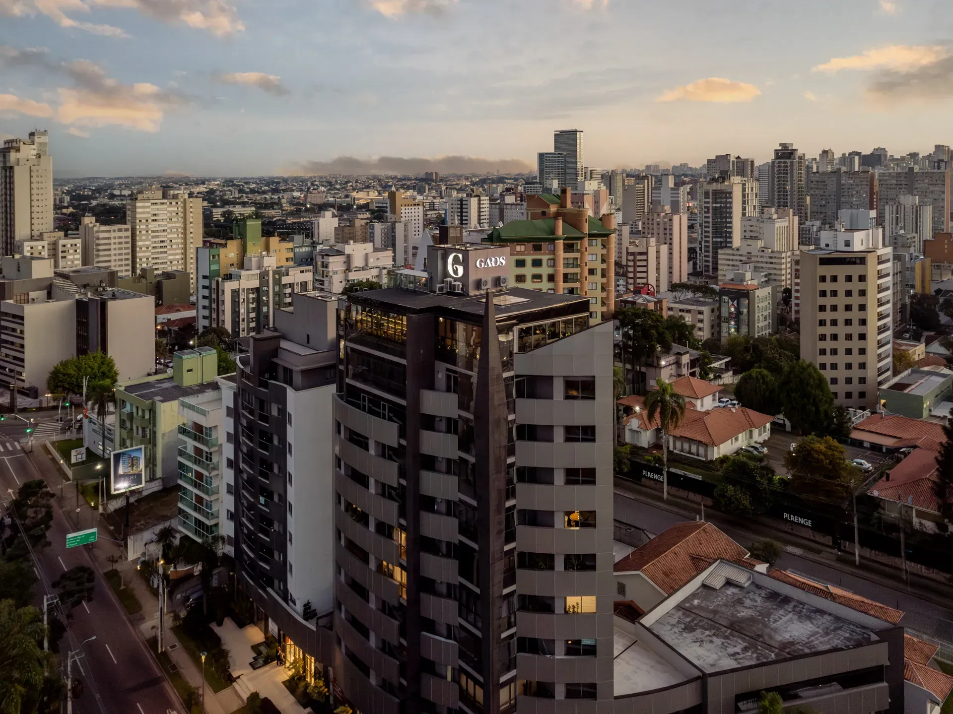 Edifício Expedition com o letreiro Gards no topo