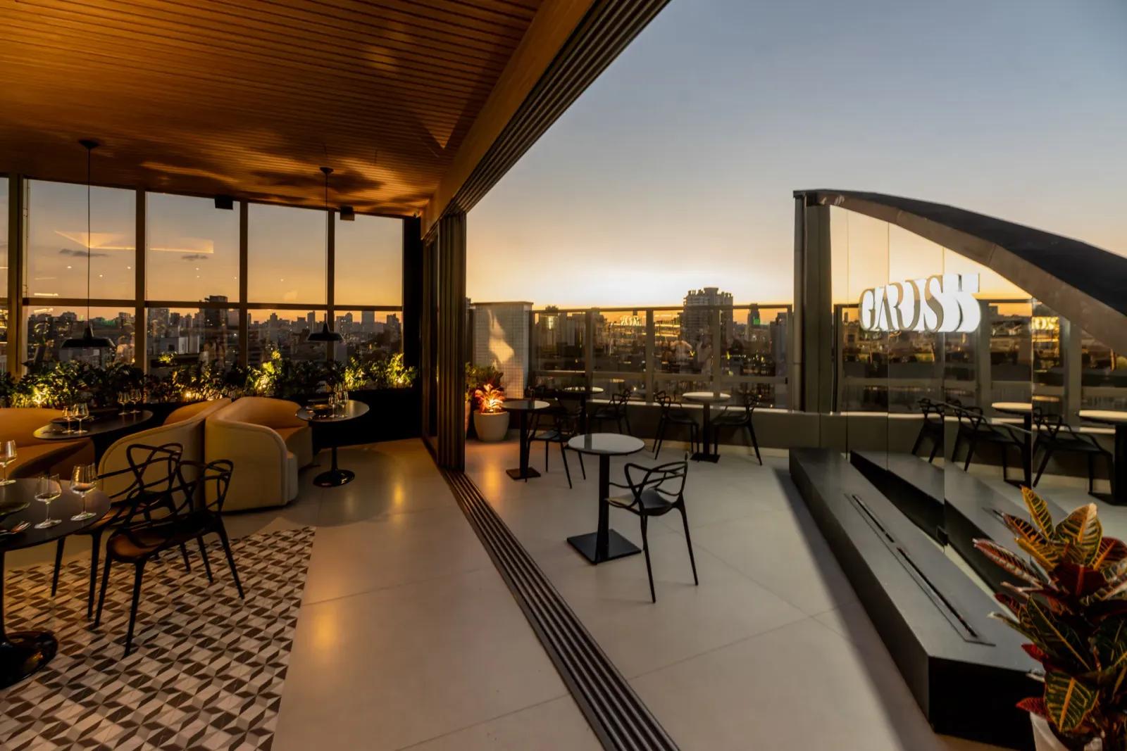 Terraço do Gards Rooftop ao pôr do sol