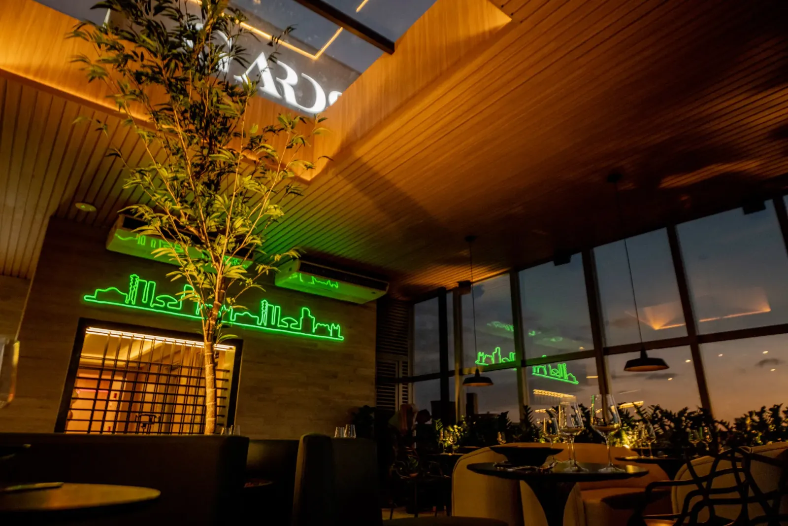 Salão do Gards com neon do skyline de Curitiba