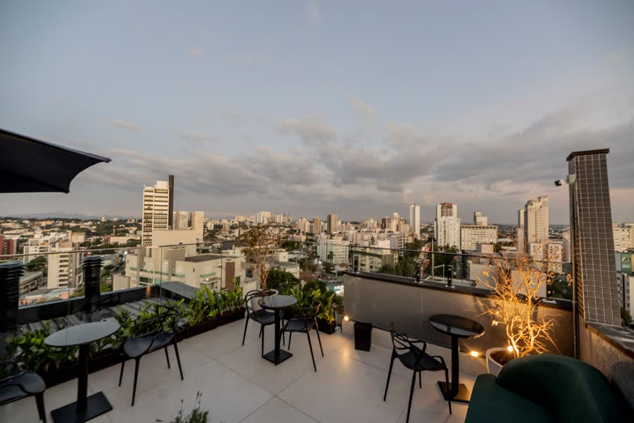 Terraço superior com mesas altas e vista para o Alto da Glória